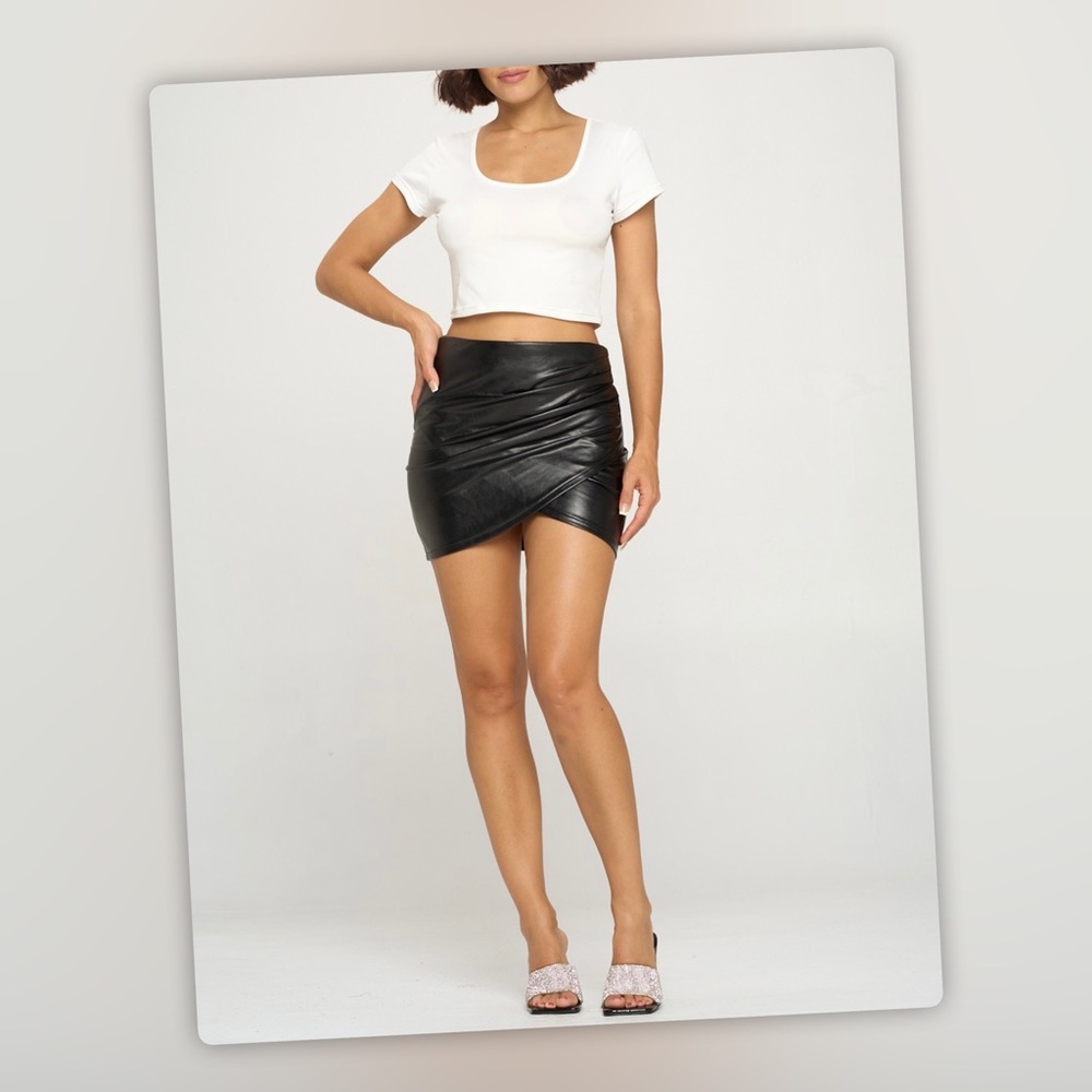Sexy Dominatrix Matte Black Faux Leather Ruched Zipper Vinyl Mini Skirt - Picture 5 of 5
